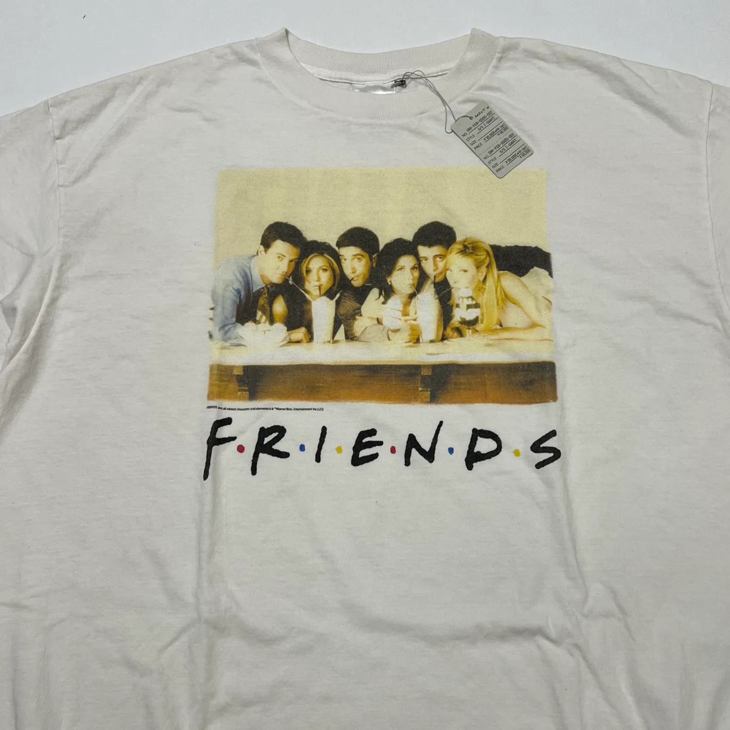 SAINT Mxxxxxx × FRIENDS FRD_SS TEE/FRIENDS/WHT American TV series Friends co-branded short-sleeves White stills TEE Beige S-XL Ready-made garments washed and distressed The top domestic printing factory God restored the correct accessories Friends co-branded wash mark Top purchasing level